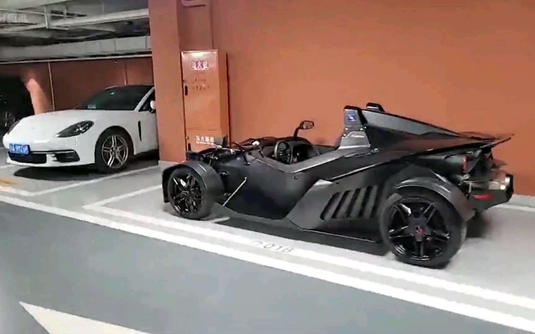 在石250成都高级公寓的豪车