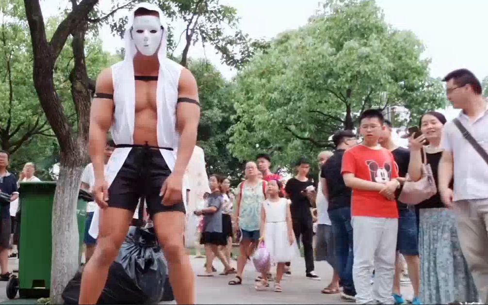 肌肉男 面具 绑带 跳舞有没有搞头?黑人毅武汉嘉年华舞王上身!