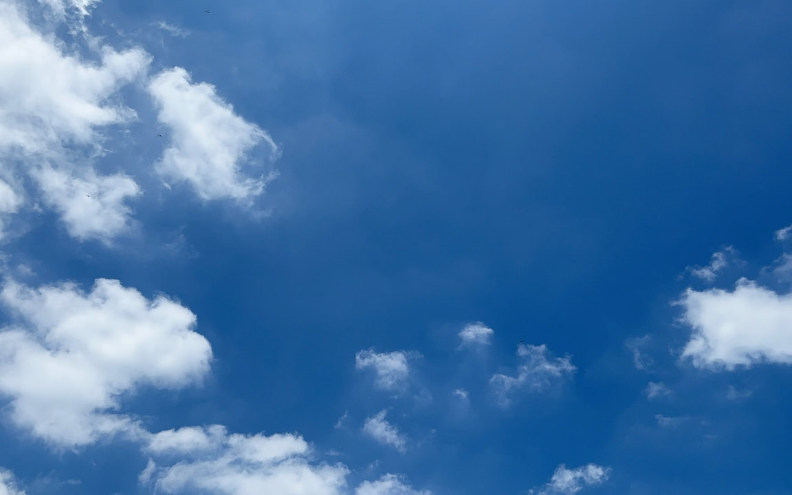 "蔚蓝天空下,云随风动,夏日美好.