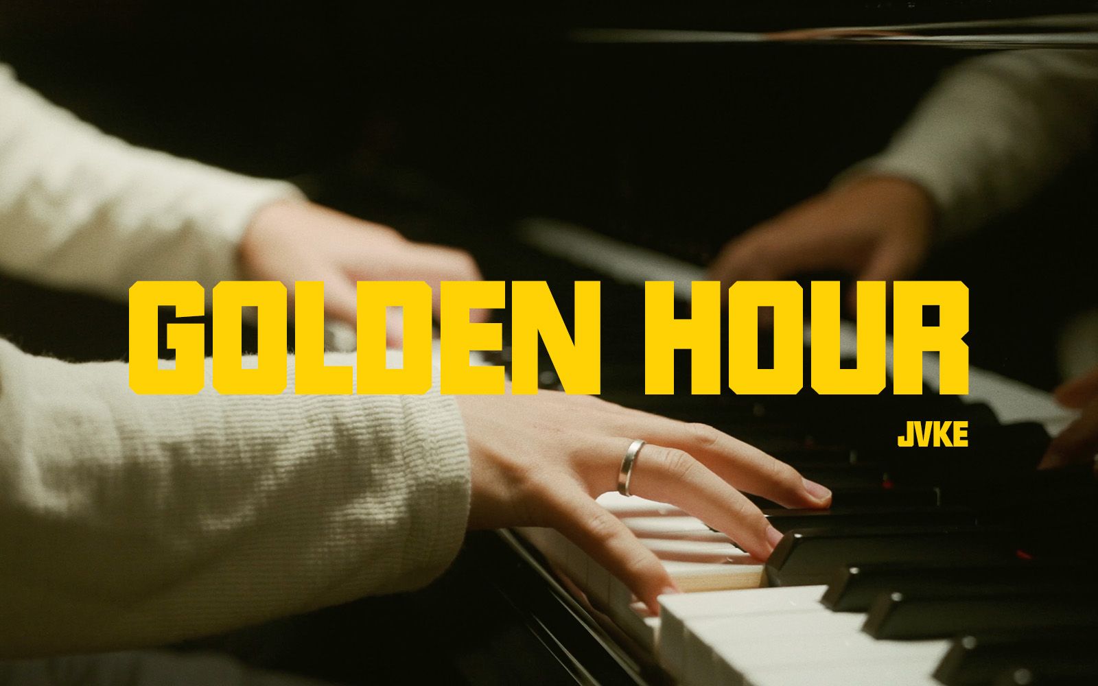 《golden hour》 jvke | 落日沉溺于橘色的海,晚风沦陷于赤诚的爱.