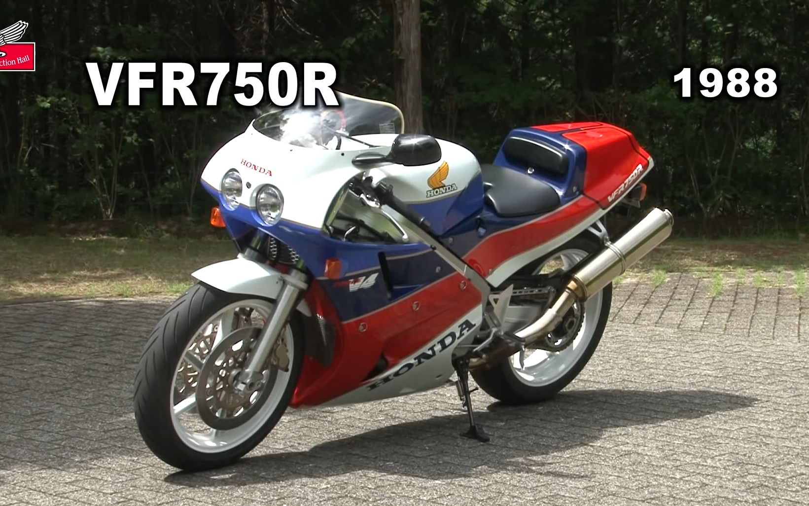 本田汽车博物馆1988年hondavfr750rrc30摩托车动态展示