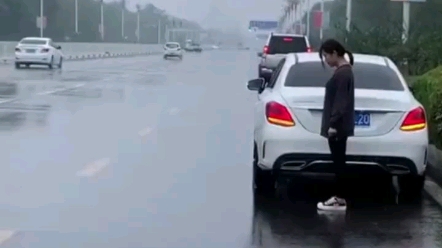 [图]九一八事变，防空警报拉响，女司机冒雨肃立默哀