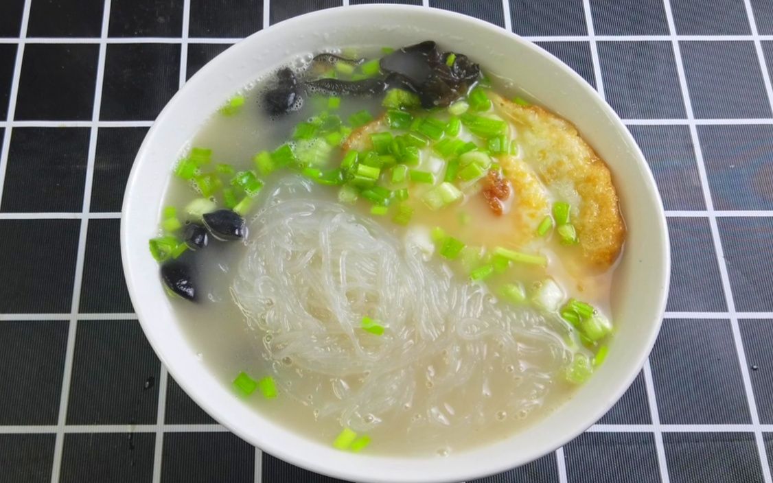 木耳粉丝汤秋天来了,跟着俊峰做碗热汤暖暖身吧_哔哩哔哩 (゜-゜)つロ