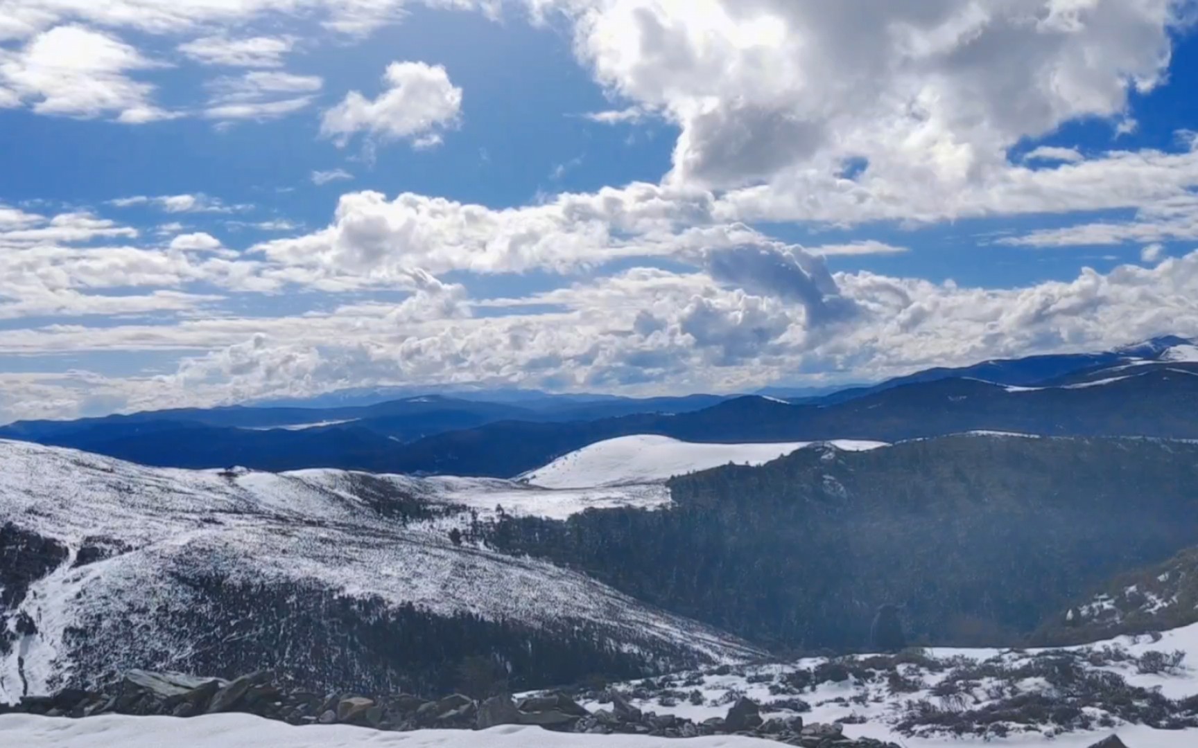 山顶积雪未化,越往山里走积雪越深,海拔4300米的山顶山里还在飘雪.