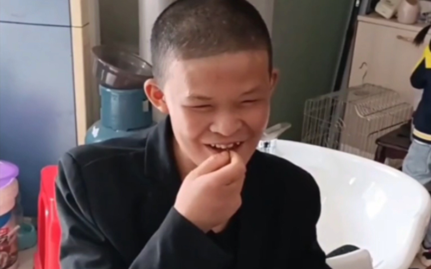 小马云哥哥范小勇真让人无语,理个发都要欺负小女孩