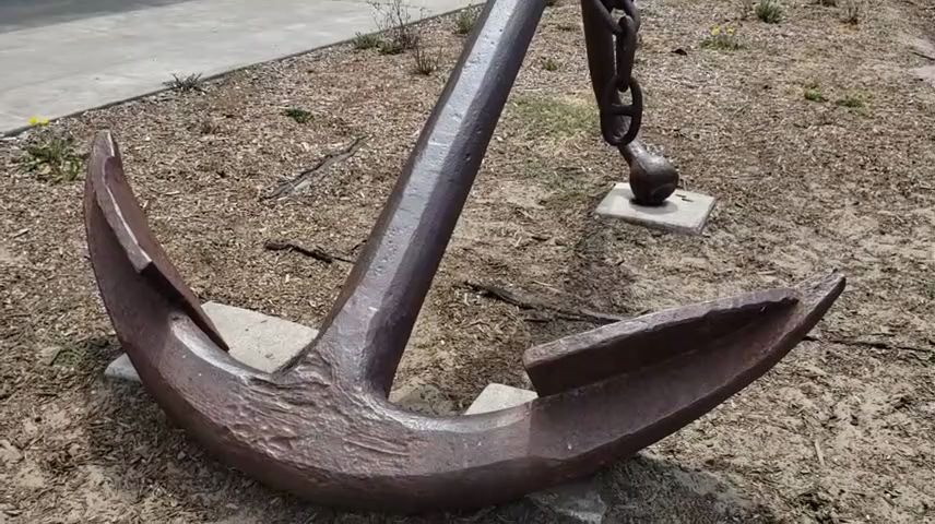 岸边两个巨大的铁锚,其中一个已经有100多年的历史了吧~20200710美国