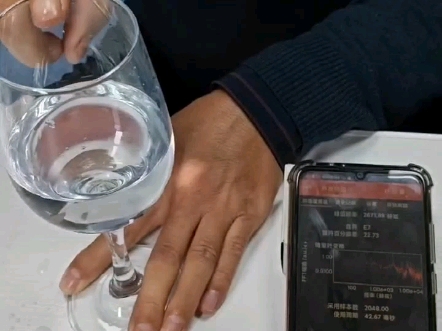物理实验：手指摩擦高脚酒杯杯口听声音变化