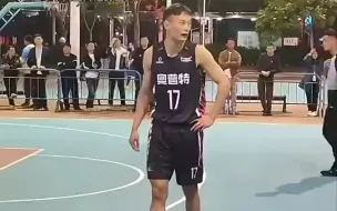 Download Video: NBA落选秀汤杰现身野球场打球 三分封盖扣篮样样有