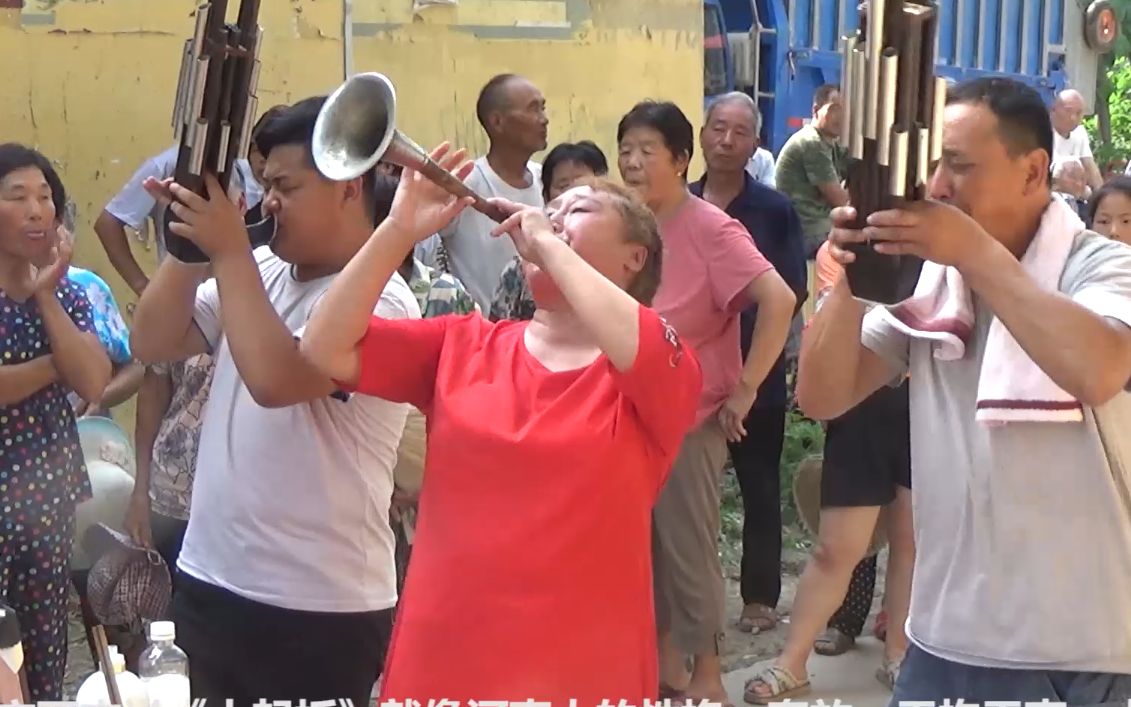 [图]唢呐大姐祭灵演奏《大起板》，河南老乡最爱听，太卖力了！