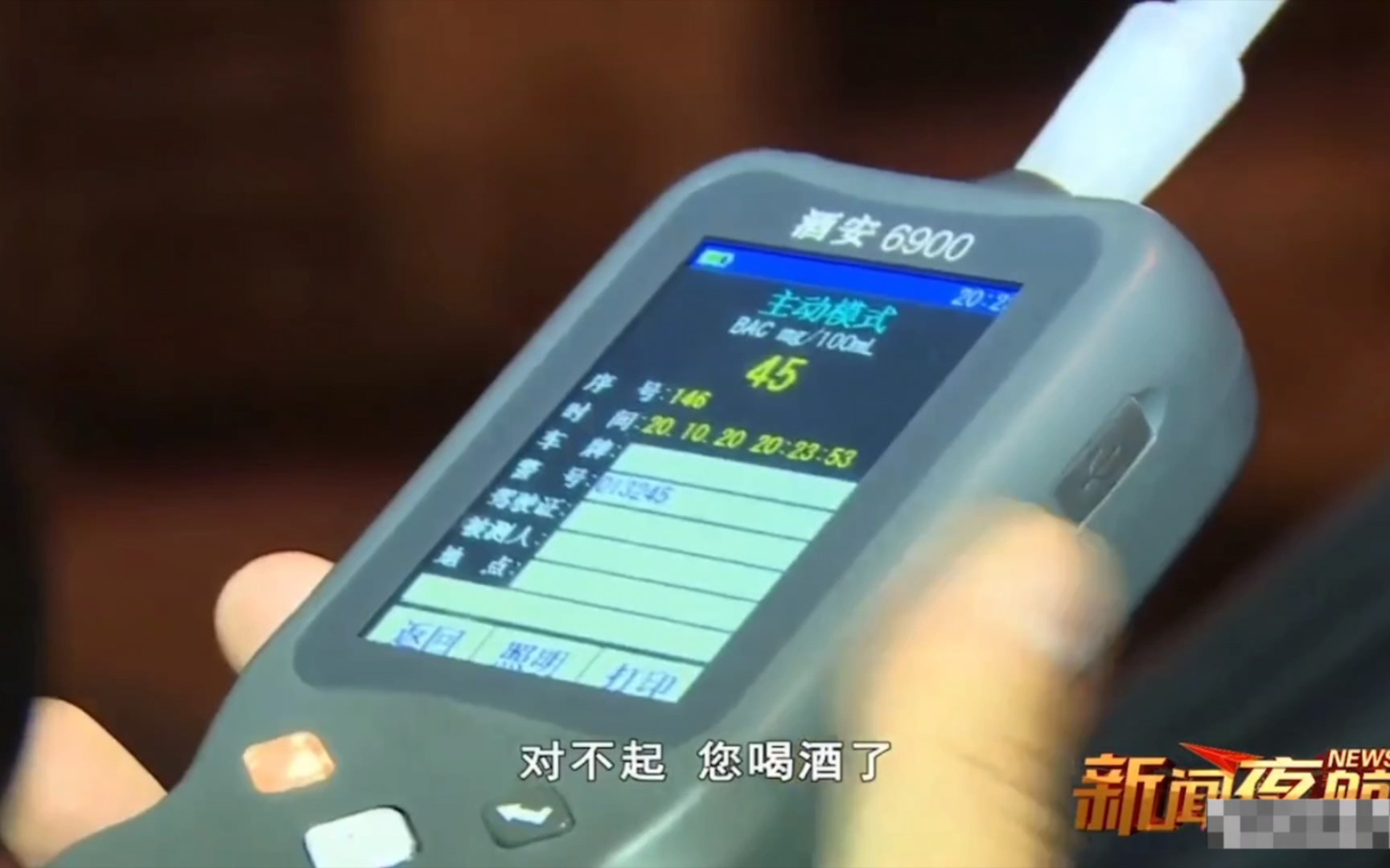 这哥们开车上路集万千宠爱于一身!