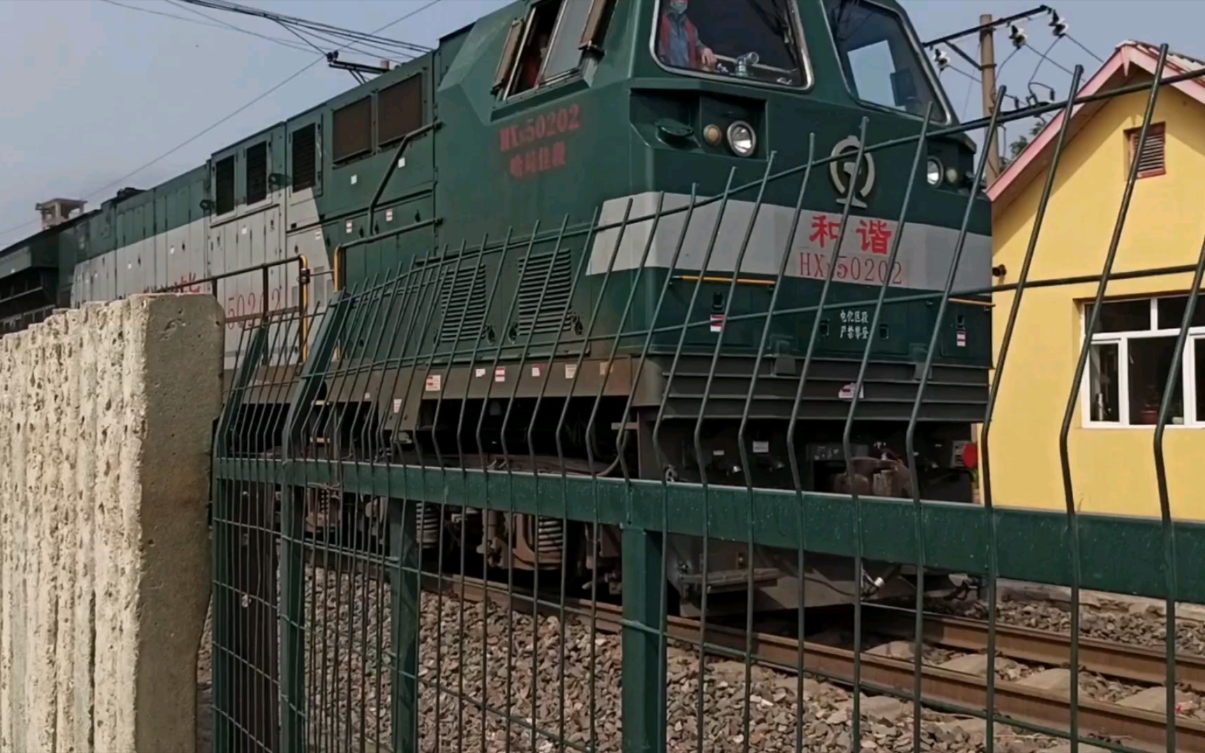 【铁路】哈局佳段hxn50202牵引货列通过114道口