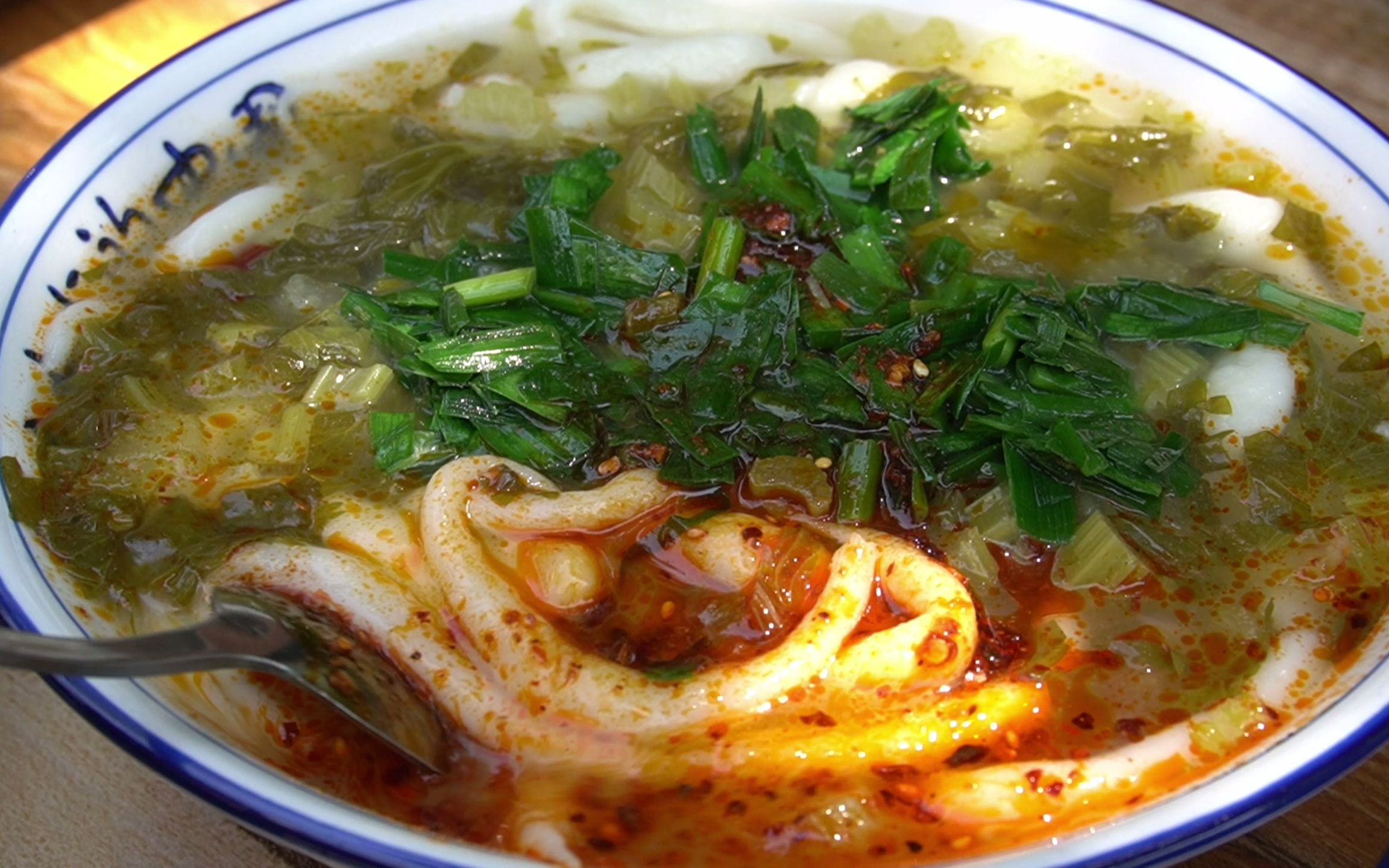 西安外事学院21届广播电视编导学生期末纪录片阎良美食——《搅团记忆