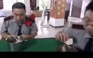 Descargar video: 杨光吃午饭，白菜豆腐大米饭，大口吃的真香，看的我都饿了！