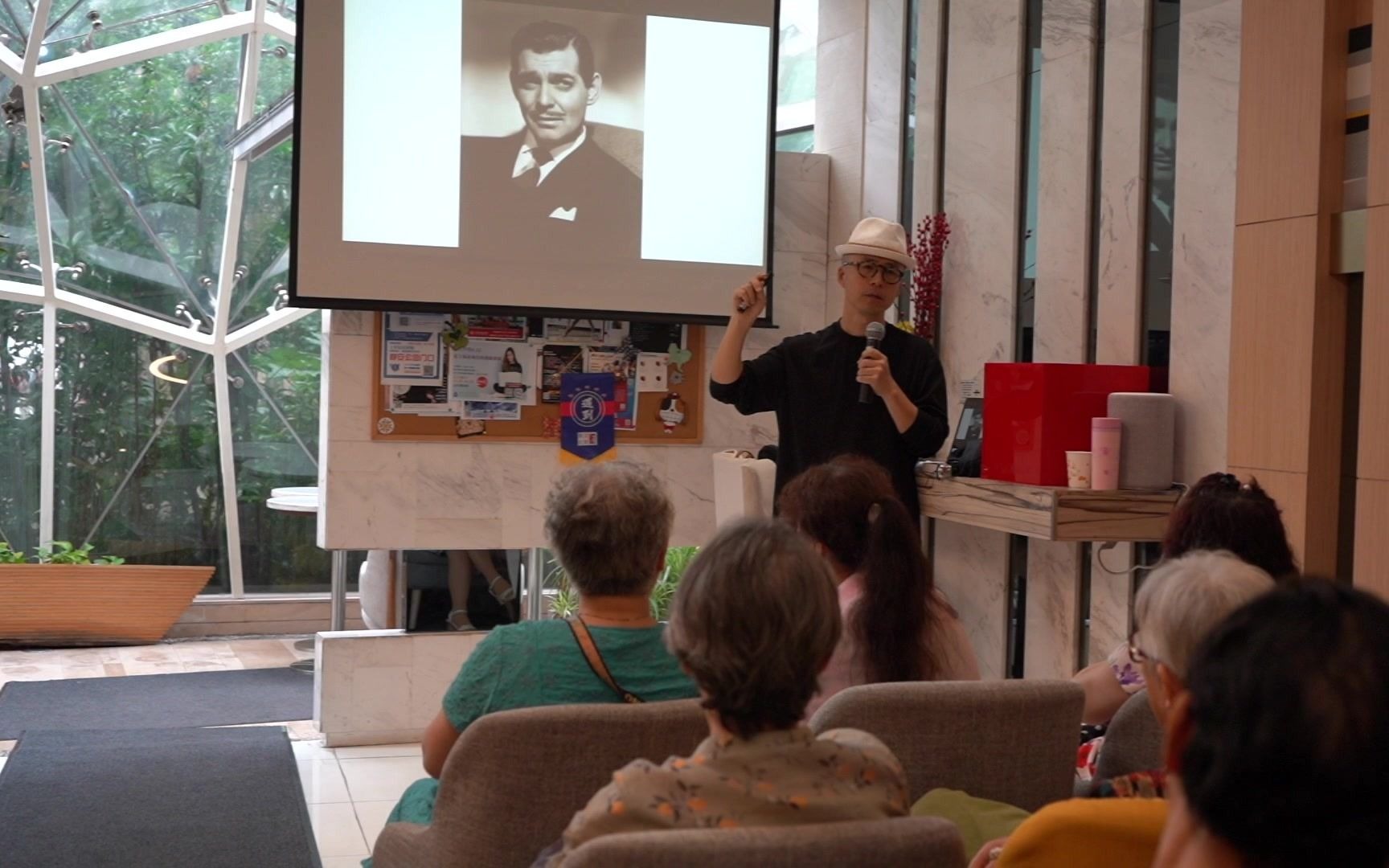 作家刘群说北美客美国版文化苦旅带一本书去美国