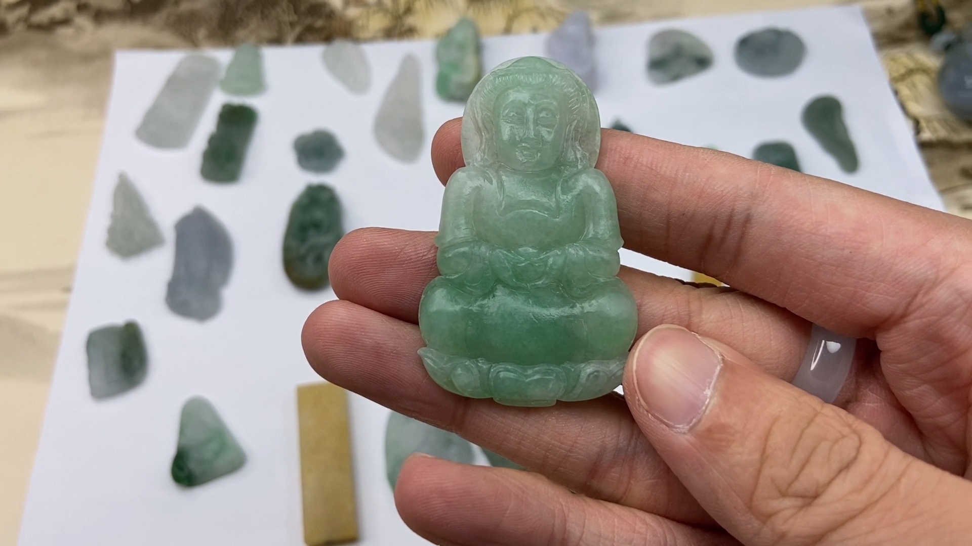 毛货翡翠性价比高吗?老五收了一桌子毛货翡翠,性价比如何?