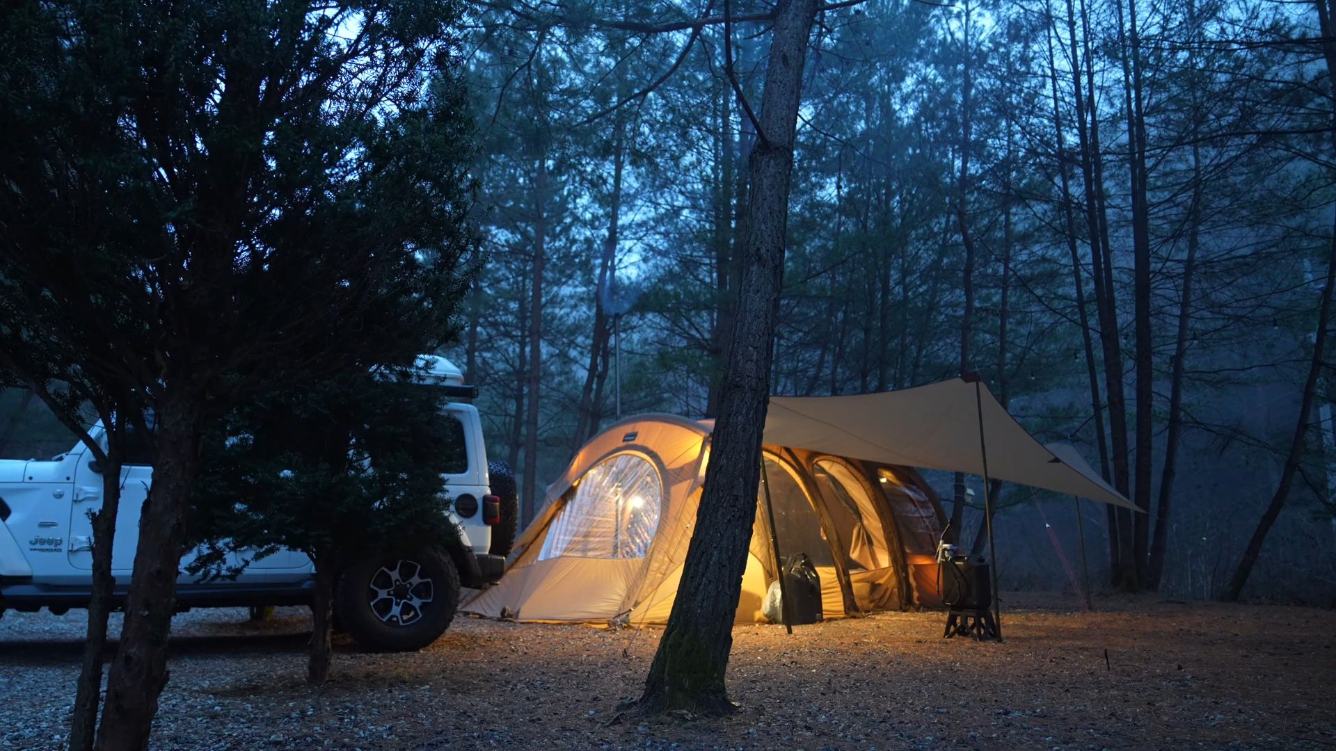 露营 | 可以放在背包中携带的大型充气帐篷 雨雪中独自露营