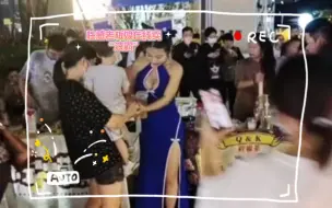 Tải video: 性感老板娘在线卖“波霸”，与执法人员争论穿衣自由