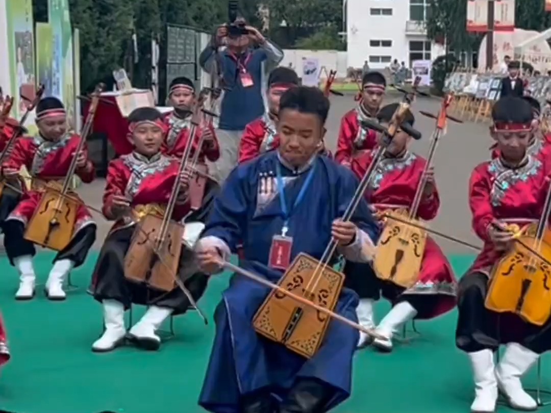 [图]燃！小学生把马头琴演奏出万马奔腾的气势