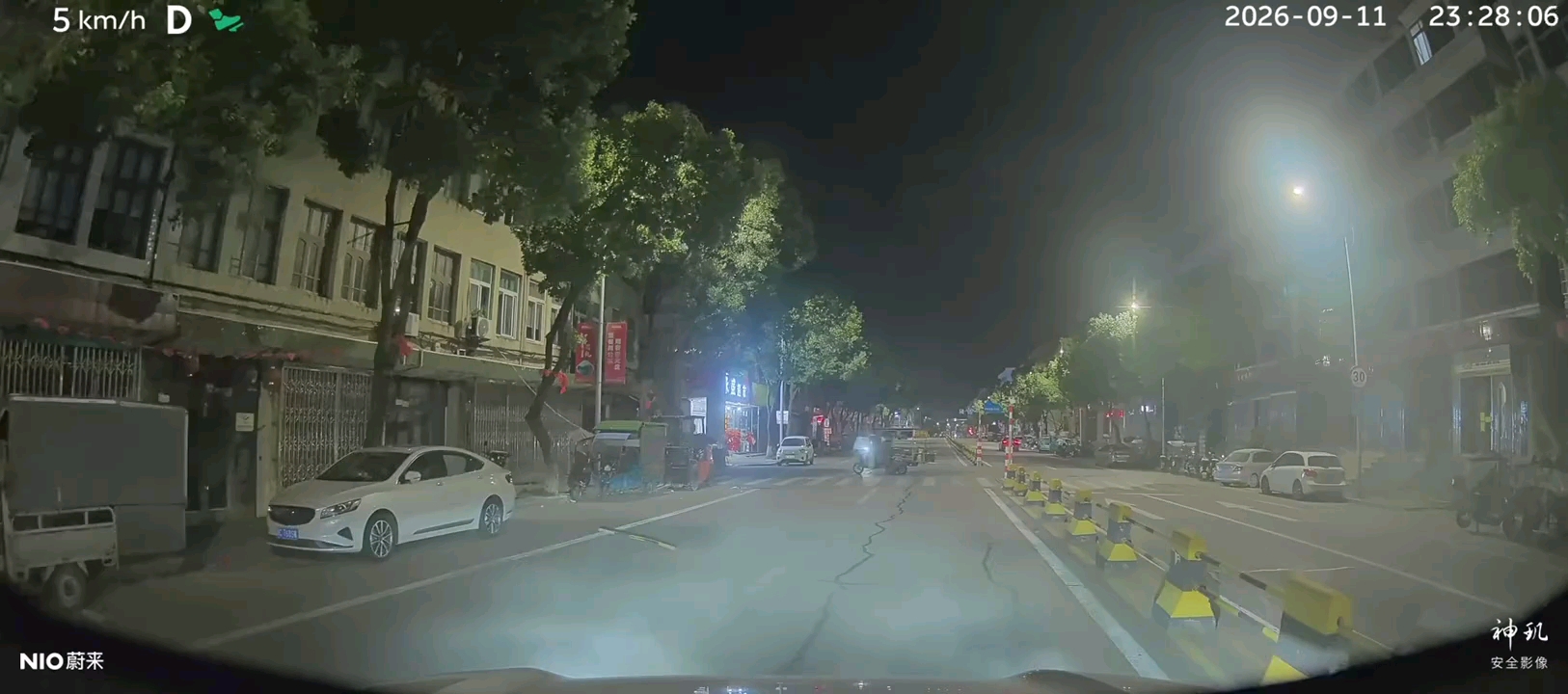 女代驾油门当刹车撞坏新车