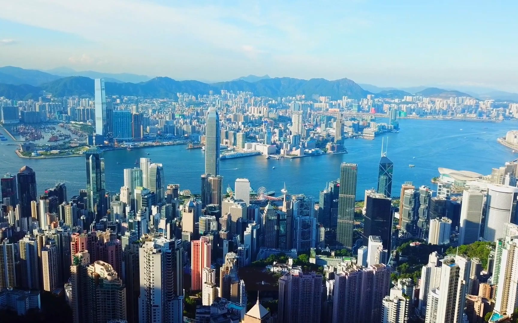 在香港城市香港岛太平山观景台看维多利亚港和摩天大楼