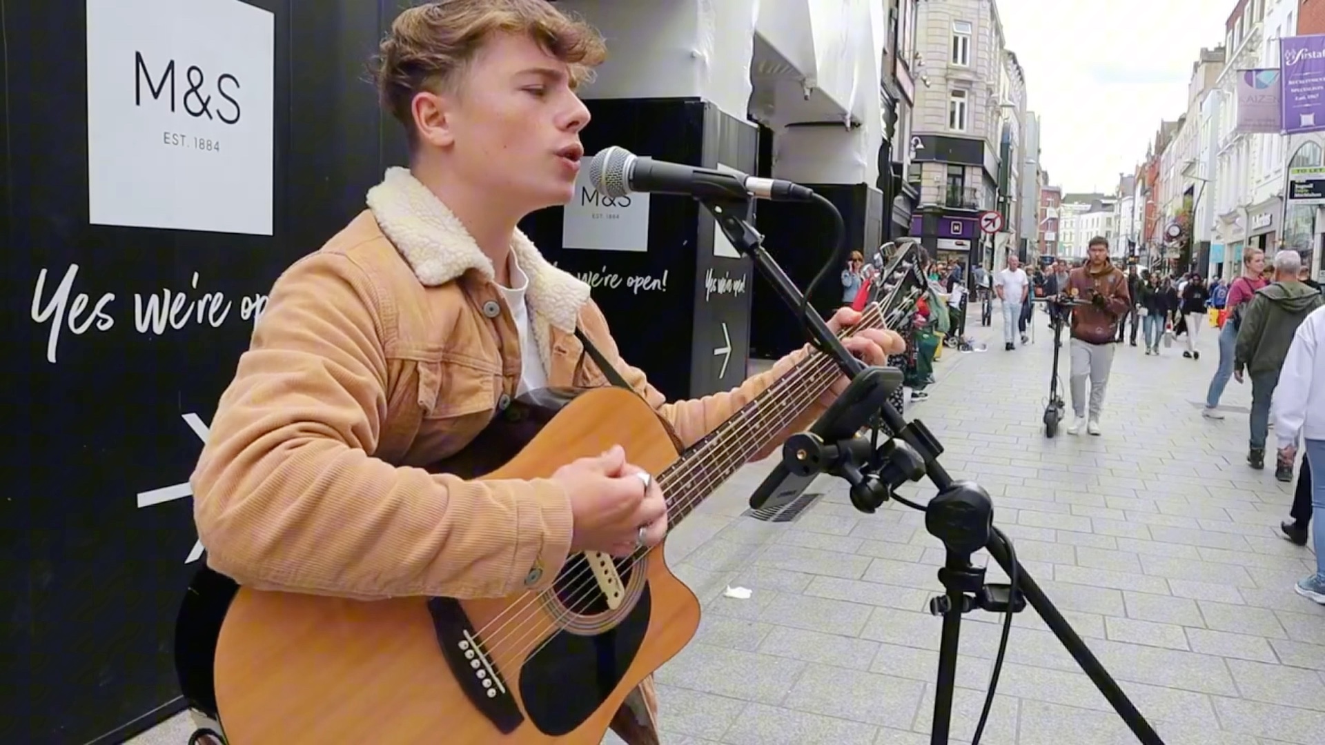爱尔兰当地小帅哥街头表演