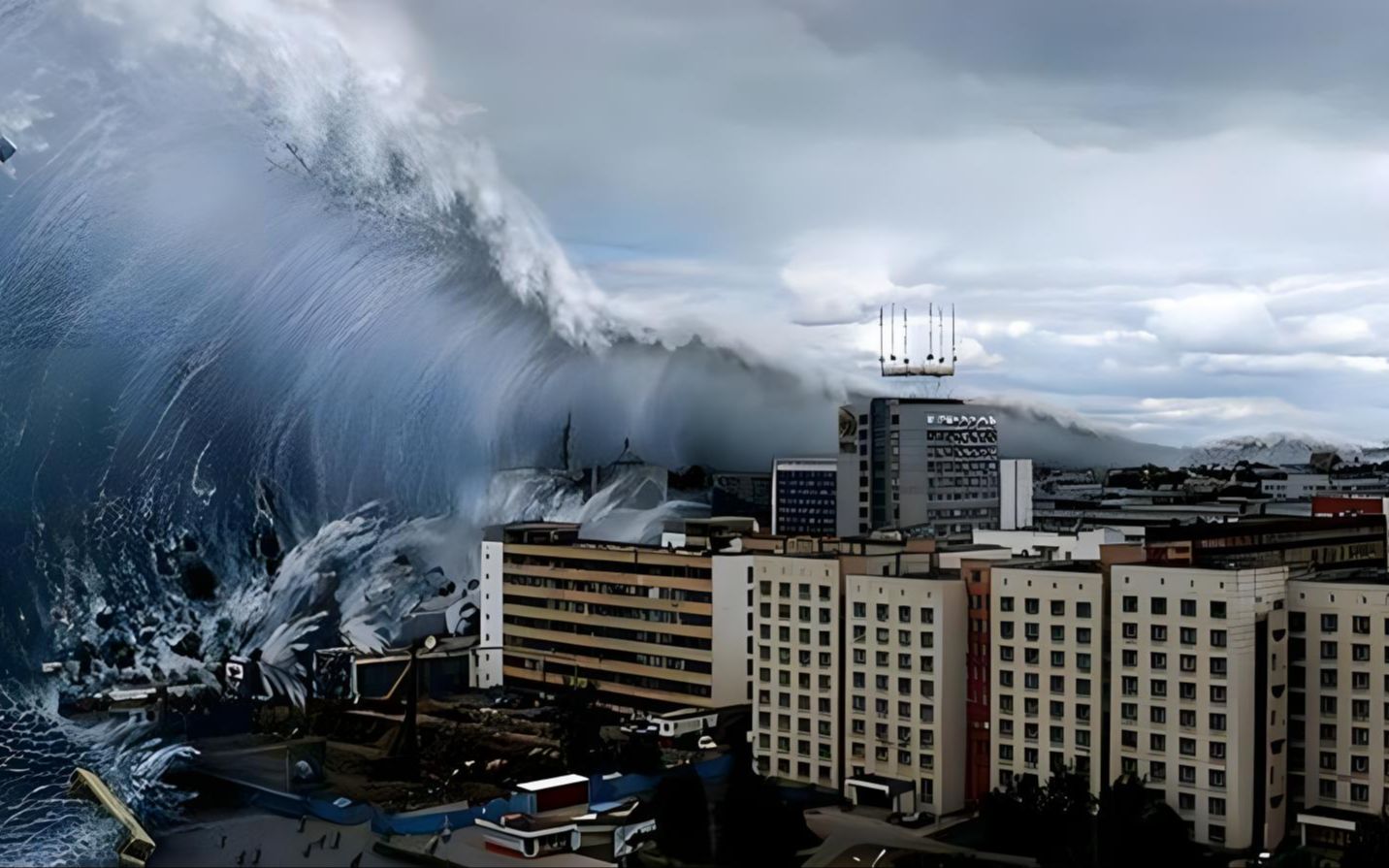 2011年日本海啸真实录像,海水瞬间淹没城市,福岛核电站发生爆炸