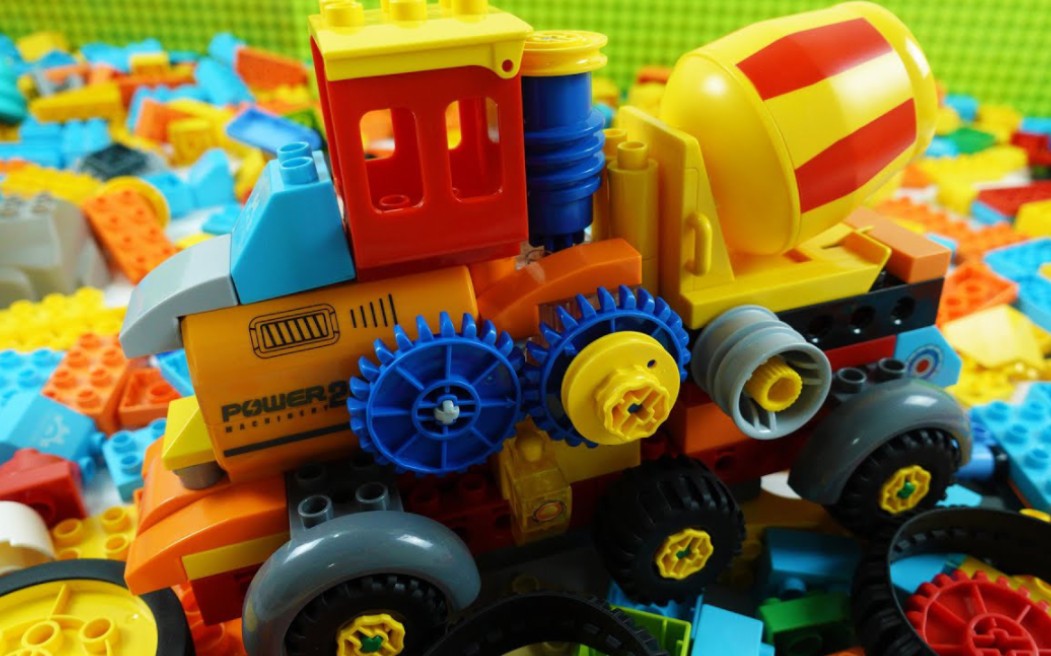 儿童喜欢的益智乐高电动积木搭建工程车造型的玩具积木