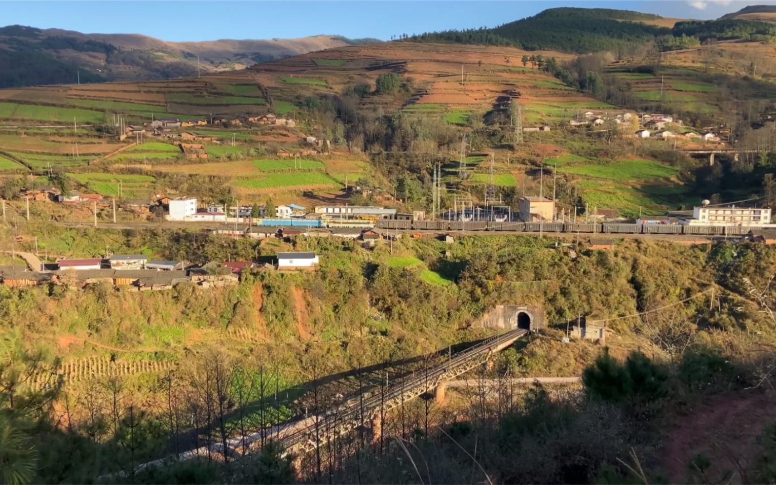 韶山4 3组合牵引货列通过乐武三层展线全记录