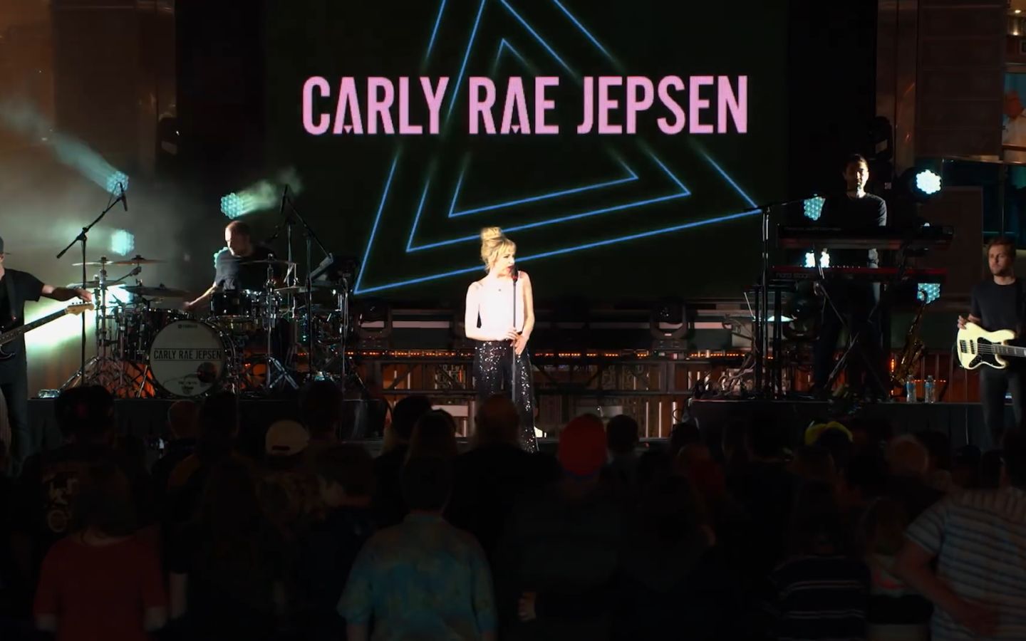 [图]【蹲妹Carly Rae Jepsen】单曲Cut To The Feeling现场