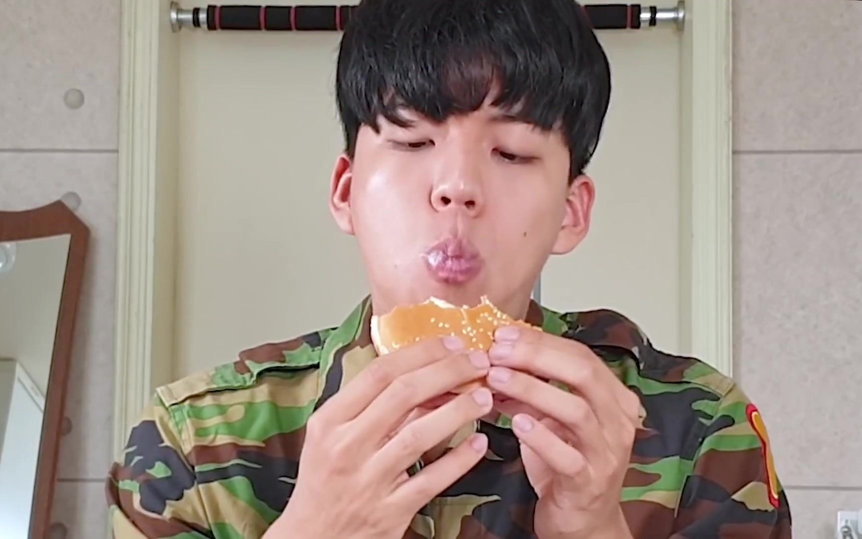 韩国健身达人权赫上演军队式美食享用过程,可想而知军队生活的不易!