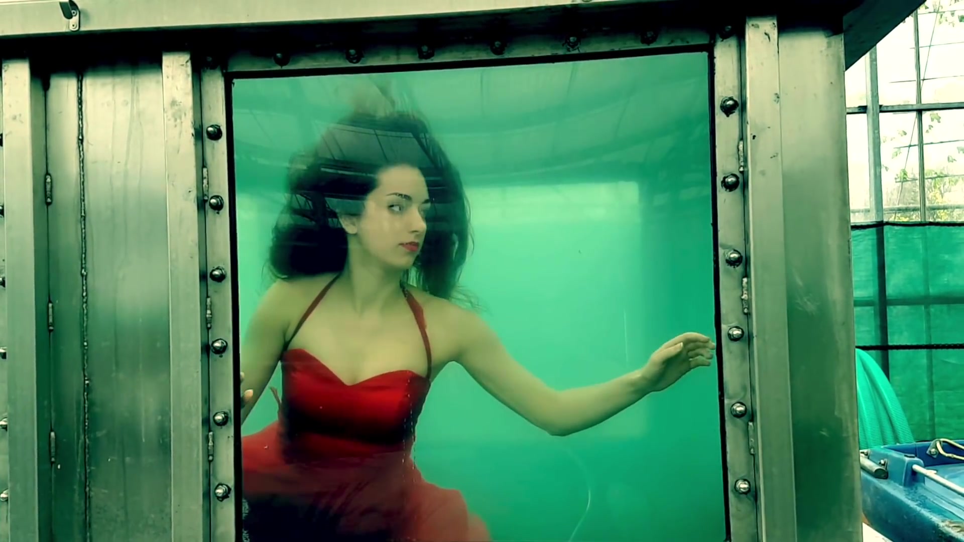 [图]Underwater Dance in Red Dress - Stella the Siren