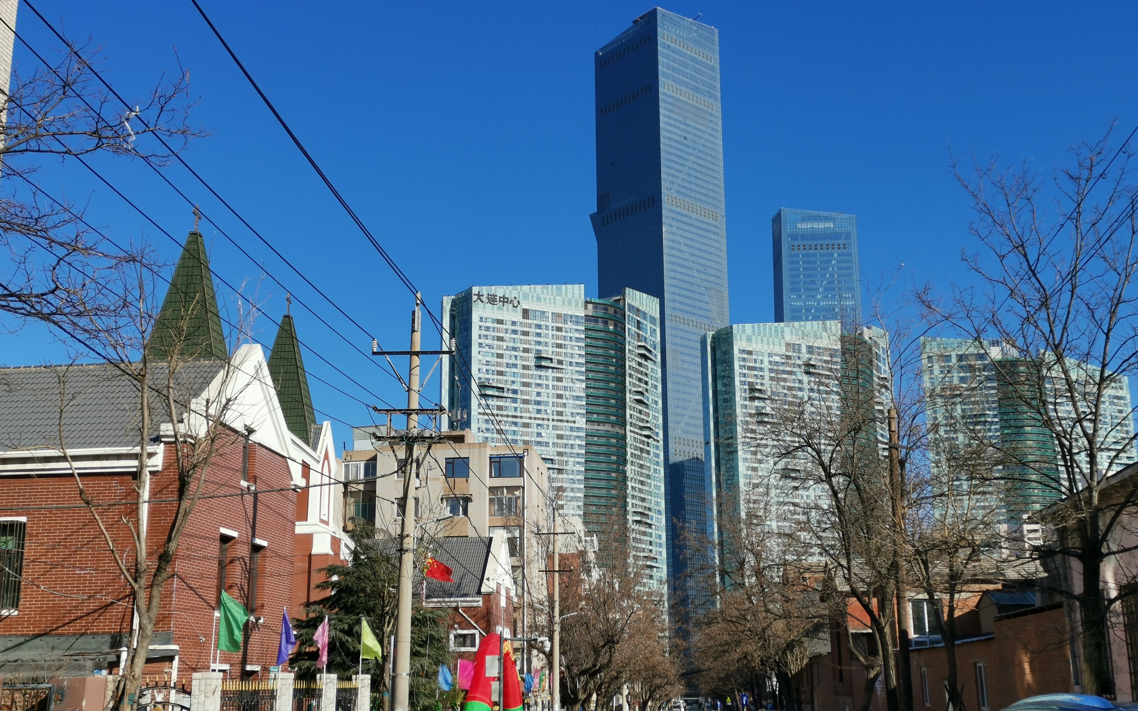 隐秘的城市文教圣地.平安夜,探秘大连的一二九街老区(伏见台)