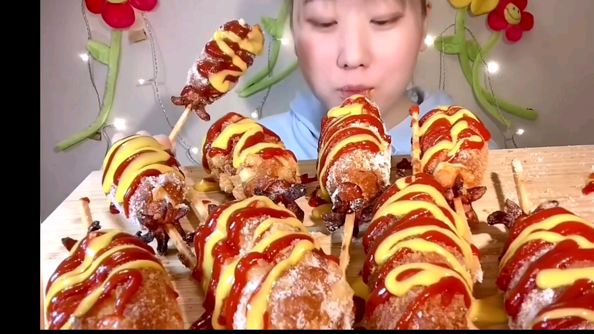 可爱小姐姐吃超级大热狗棒~看着就馋人,隔壁小孩都馋哭了!