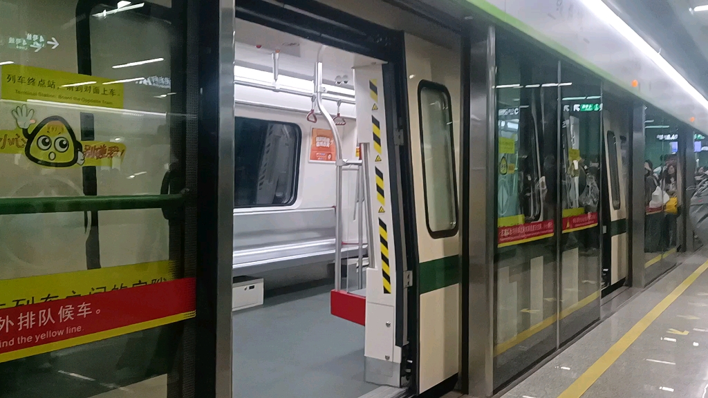 广州地铁7号线b9型列车07x061-062,美的大道-燕山,大学城南站出站