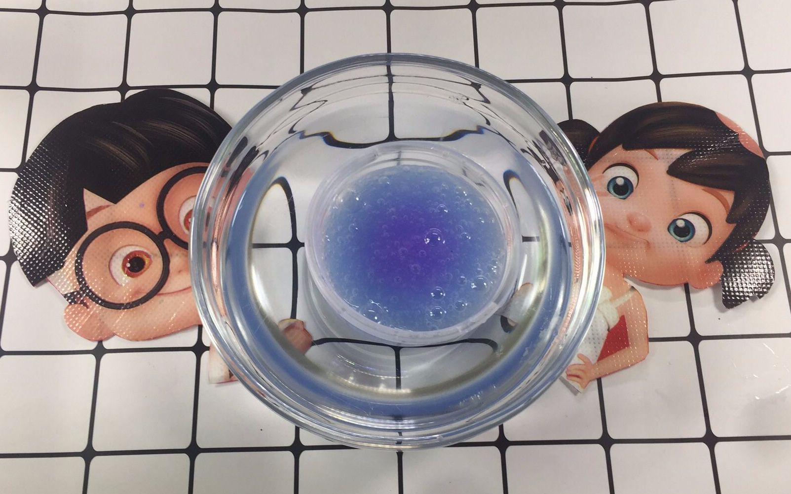 试玩网红变色史莱姆,只要放进水里就渐渐变色,太神奇了