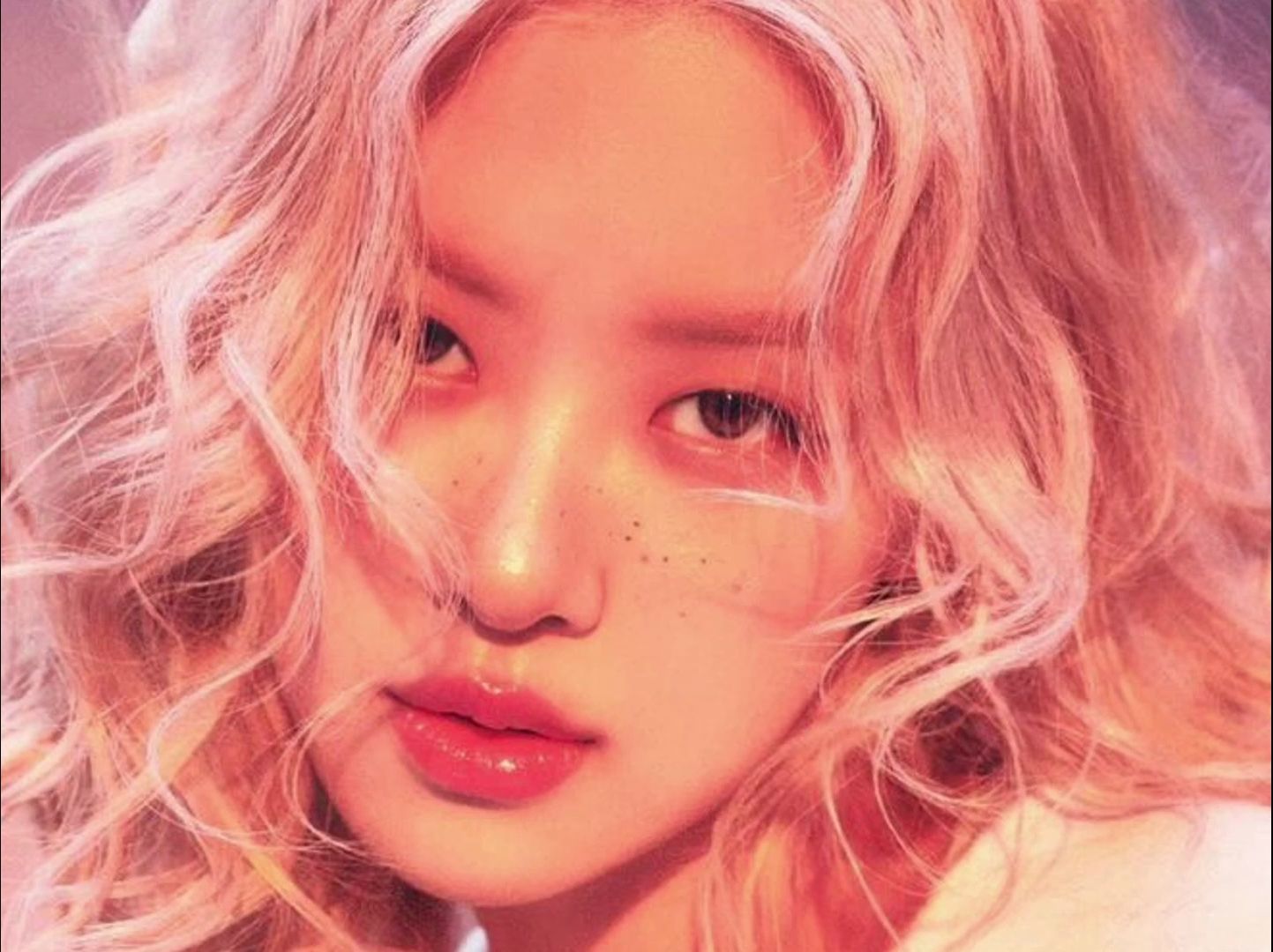 rose 0409ins更新 粉色卷发造型很亮眼