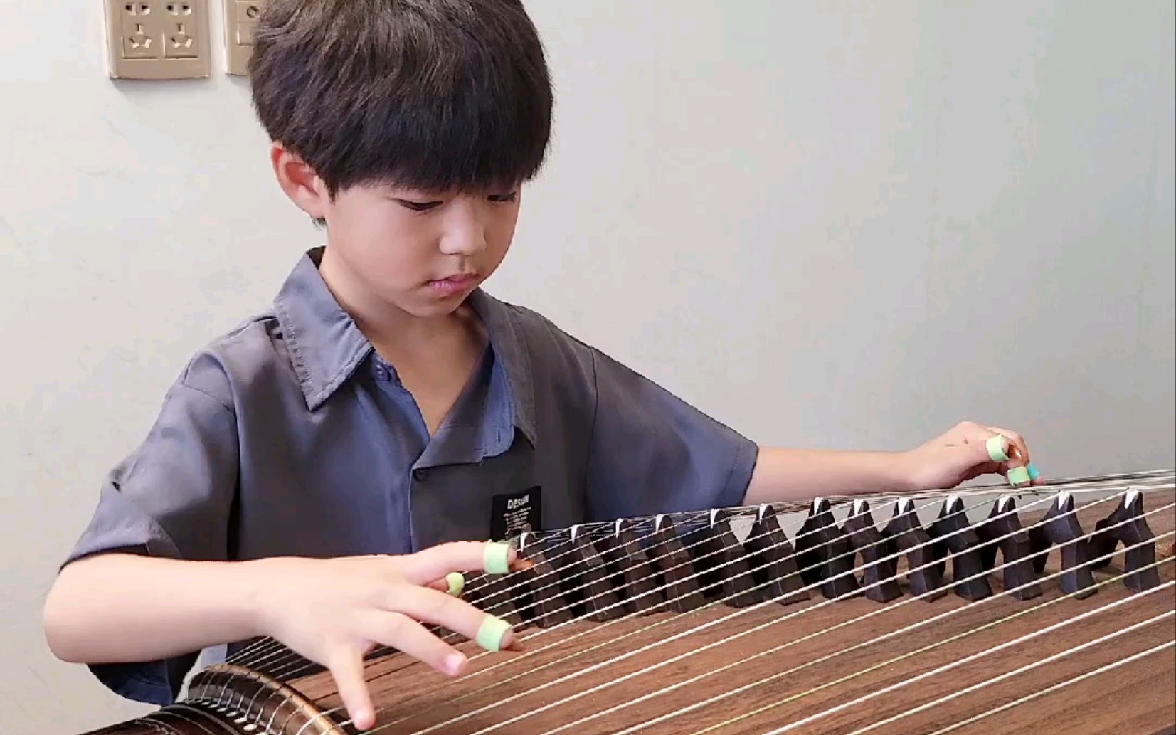5岁男孩弹的古筝曲《挤牛奶》怎么样?_哔哩哔哩_bilibili