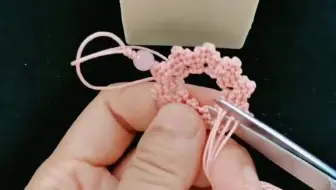 简单漂亮的小花朵挂饰，斜卷结编织，详细的教程，喜欢就编一个吧
