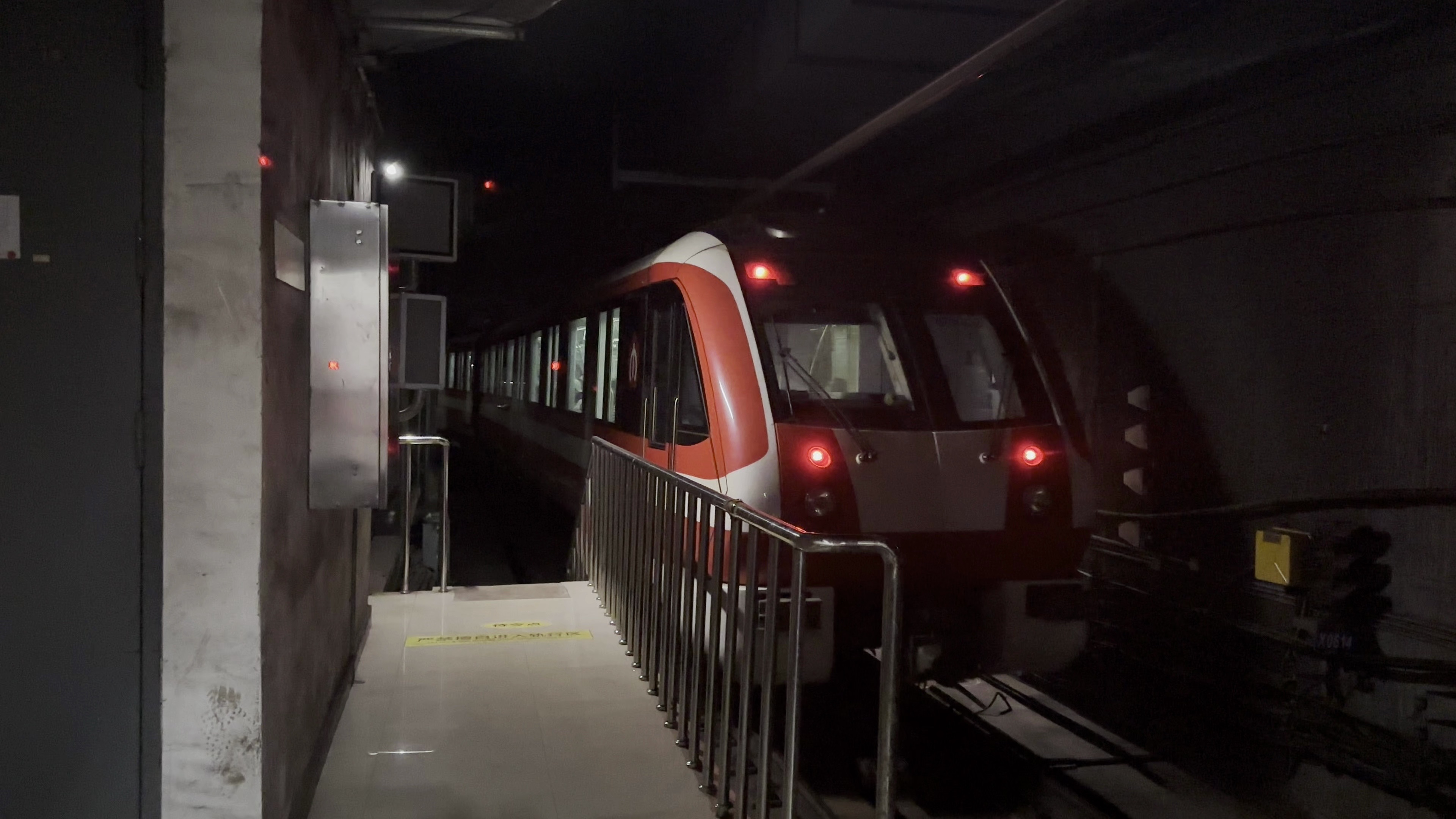 南京地铁2号线改白灯一代红鱼02x-031032车出集庆门大街站