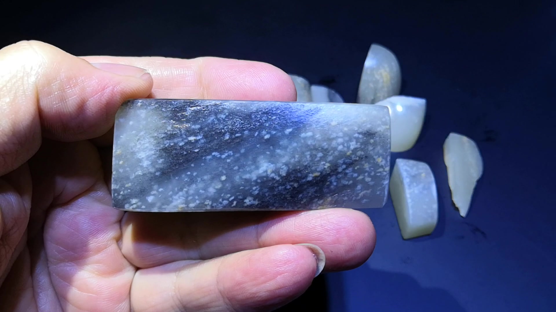 新疆和田籽料稀有名品:"雪花玉"籽料重现江湖,取料中,看效果…未完