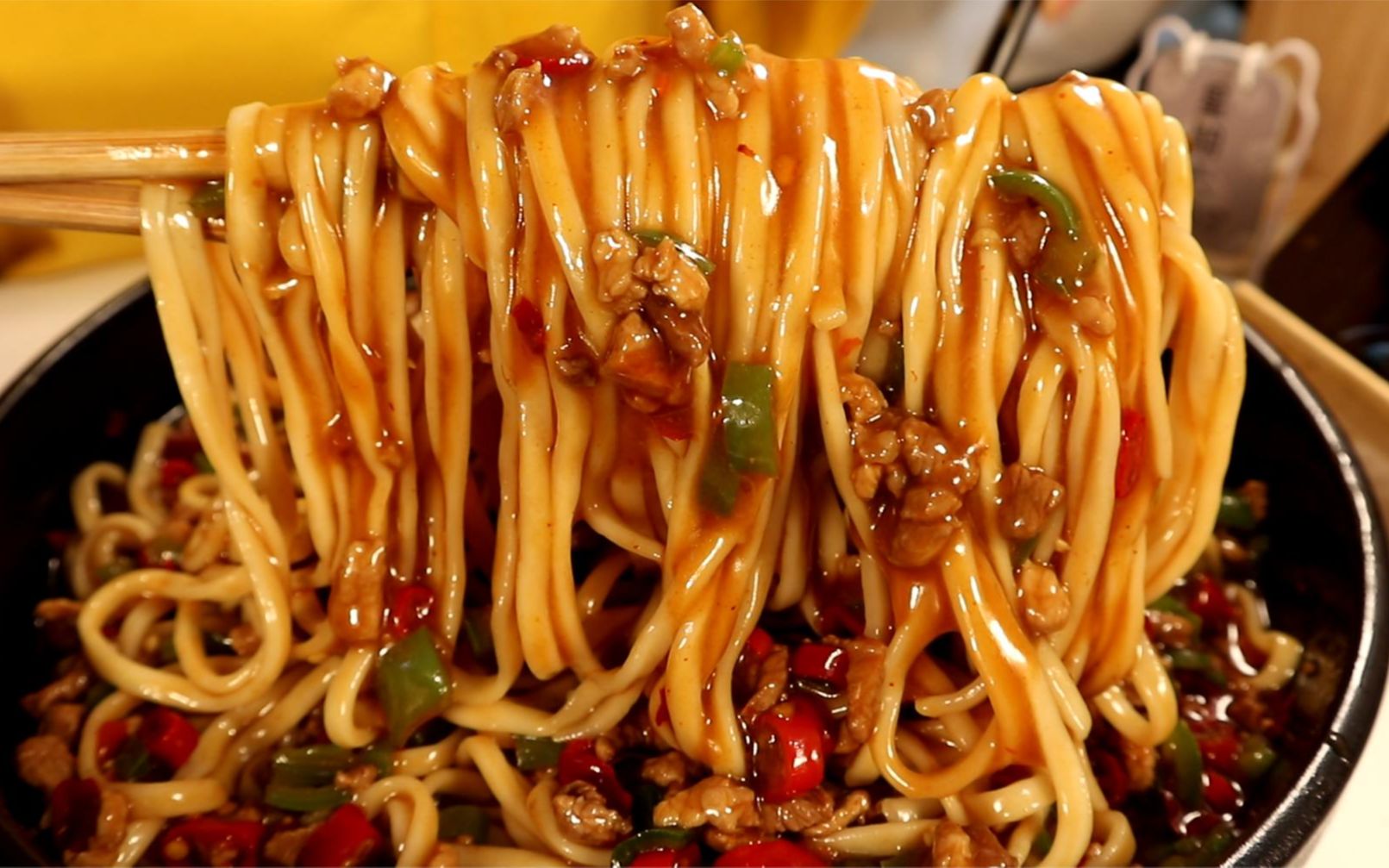 只1秒口水疯狂分泌啊,双椒肉末打卤面太绝了