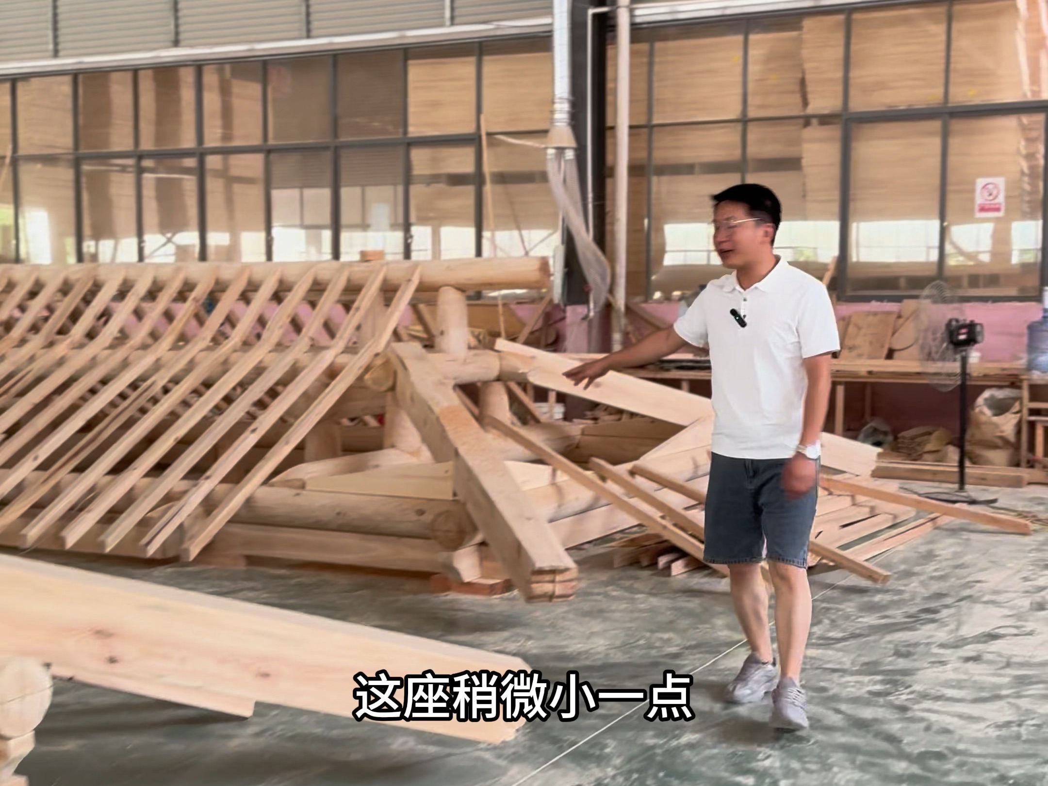 防腐木古建水榭制作中,我们是木结构建筑定制工厂,可定制各种古建凉亭
