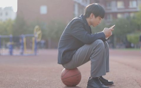 [图]【王俊凯】《小别离》花絮转书&坐篮球玩手机