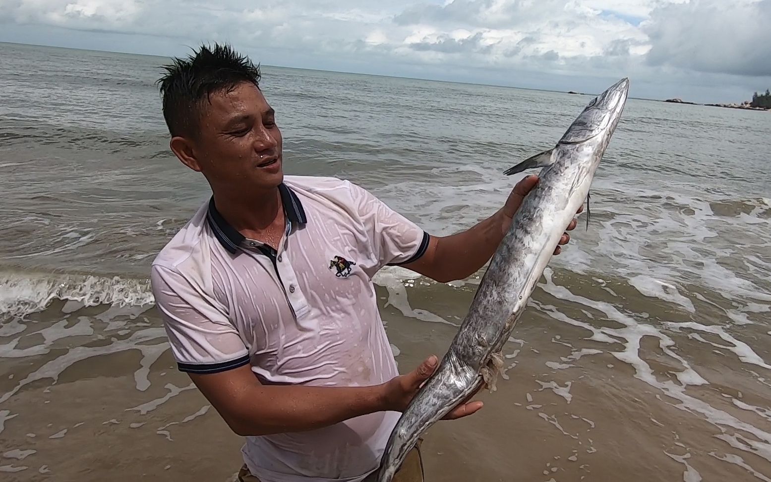 台风席卷沙滩留下海鲜盛宴,海边一大片值钱海鲜,全被阿彬捡走哔哩哔哩bilibili