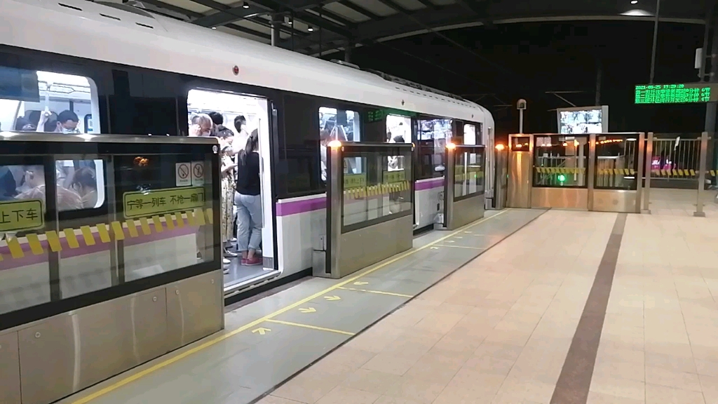 上海地铁5号线547号车银都路站上行出站(奉贤新城站方向)