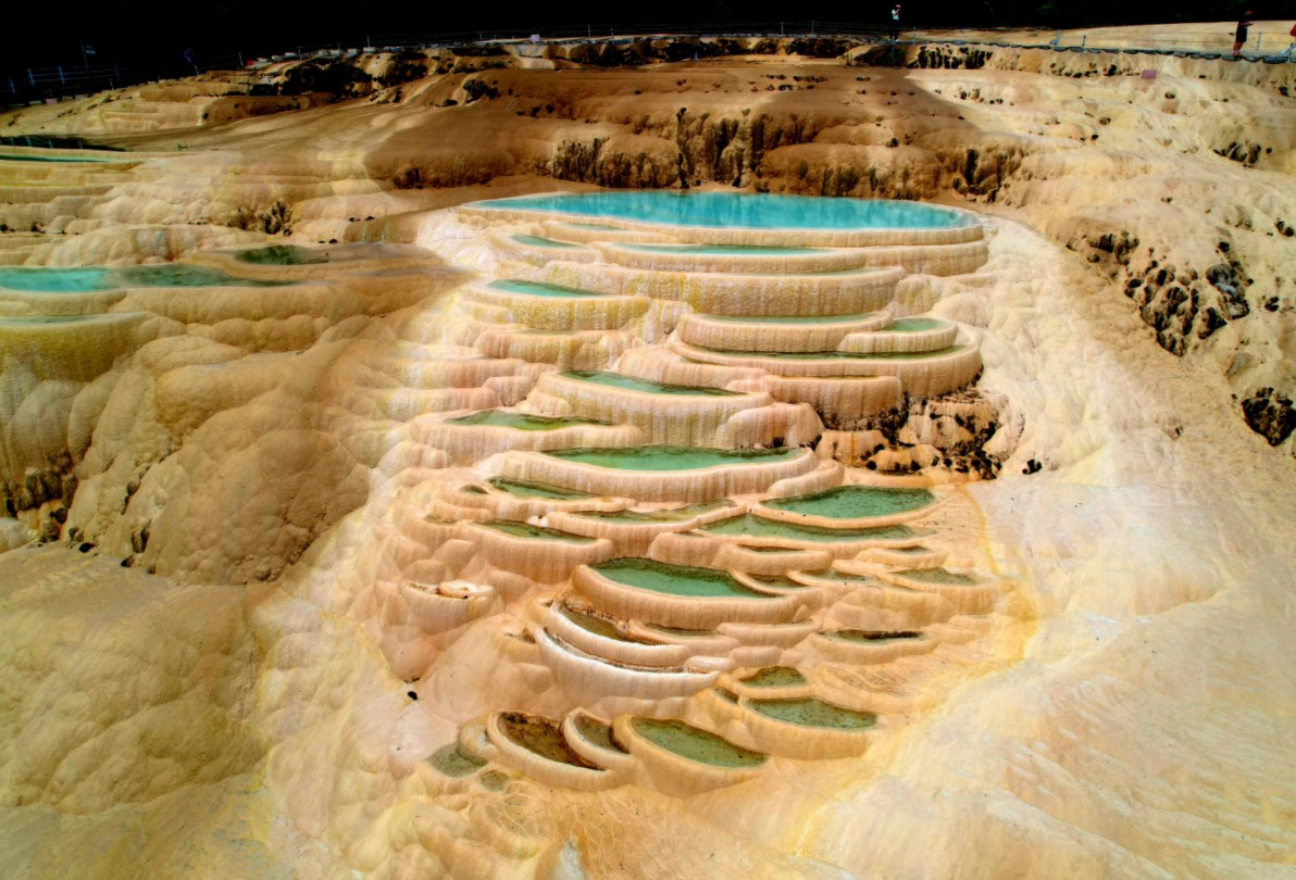 我国最大的自然台地钙化景观,香格里拉白水台.30元门票还是值得的