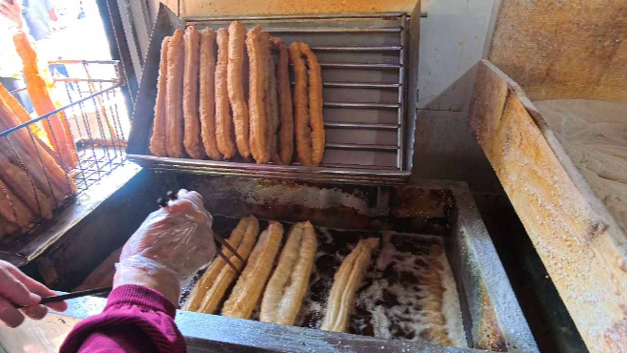 硬核早餐-大饼卷油条.