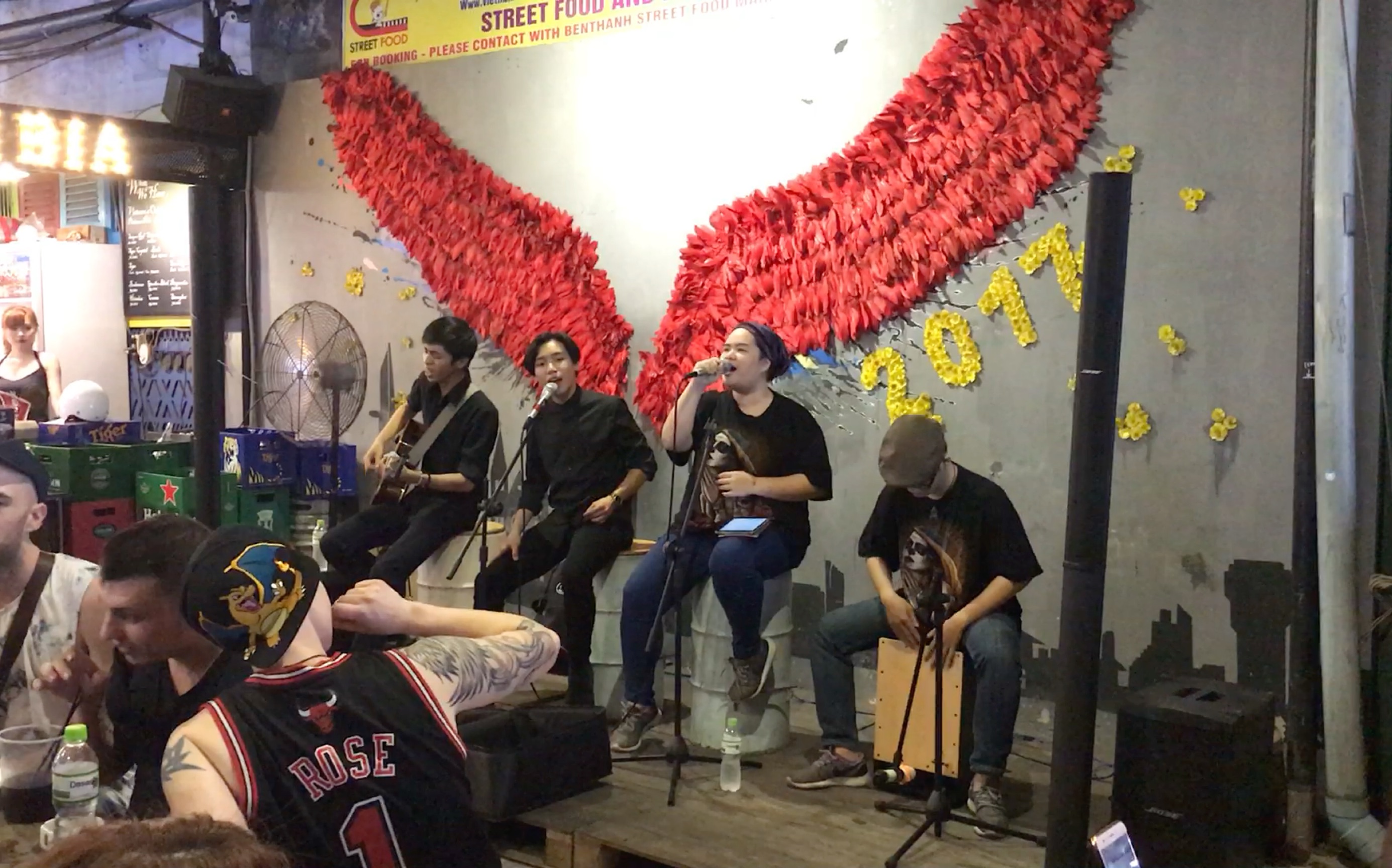 越南胡志明市美食城的驻唱乐队表演