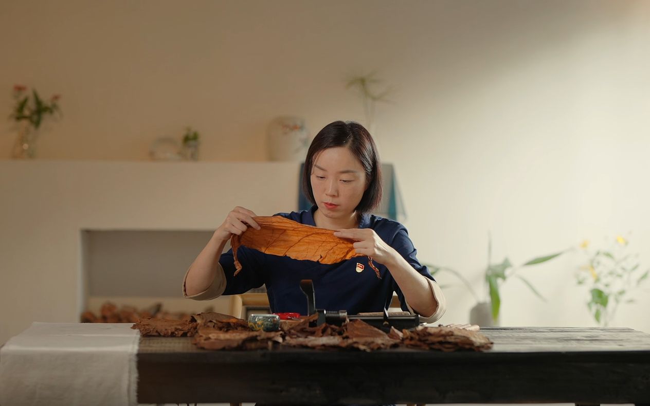 指尖春秋:卷制大师李秋月的匠心与坚持