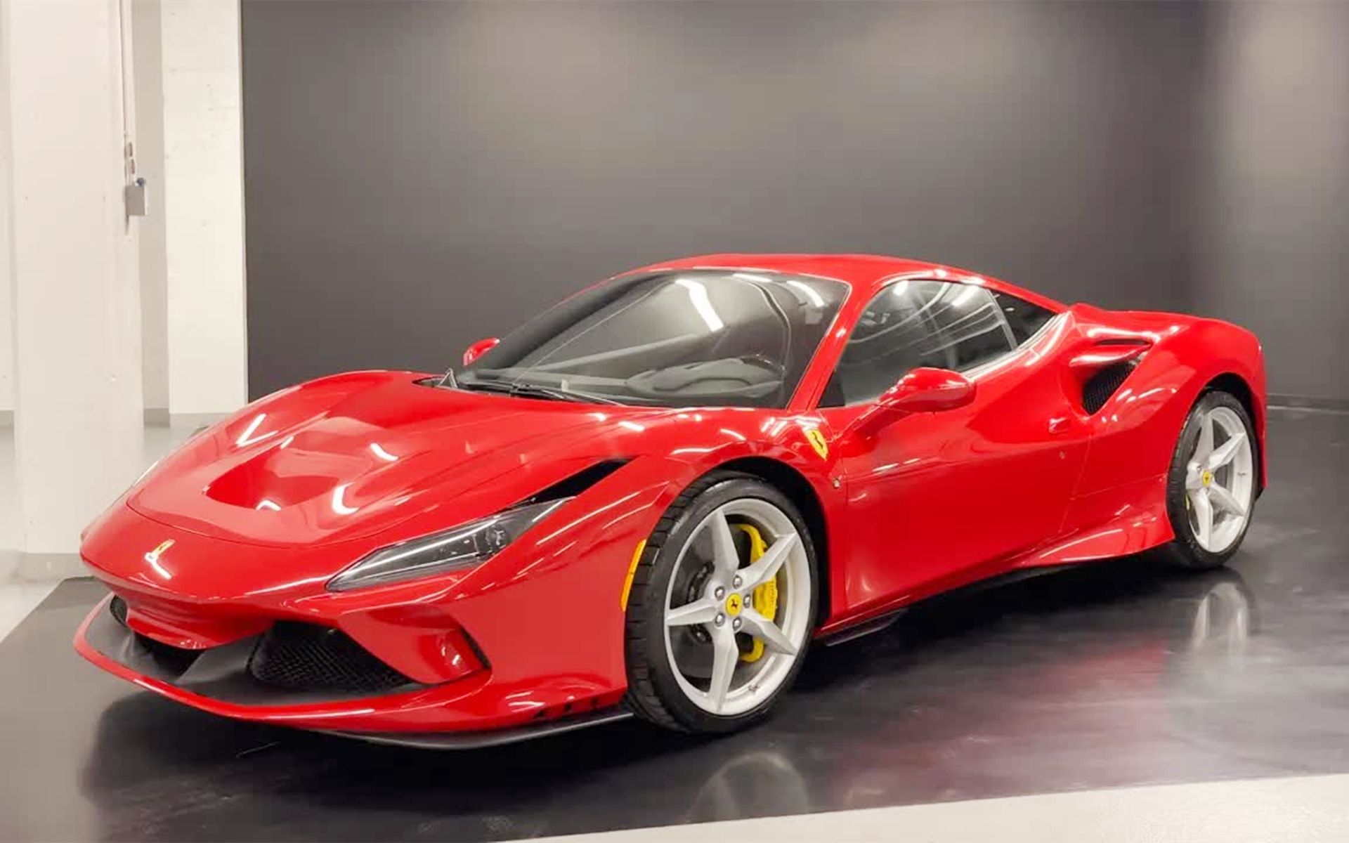 带你近距离感受2020款法拉利ferrari f8 tributo,这也太帅了吧_哔哩